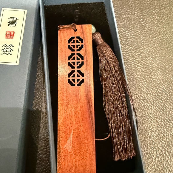 BNIB Elegant Wooden Bookmark with jade-tone bead 📚 - Picture 4 of 7